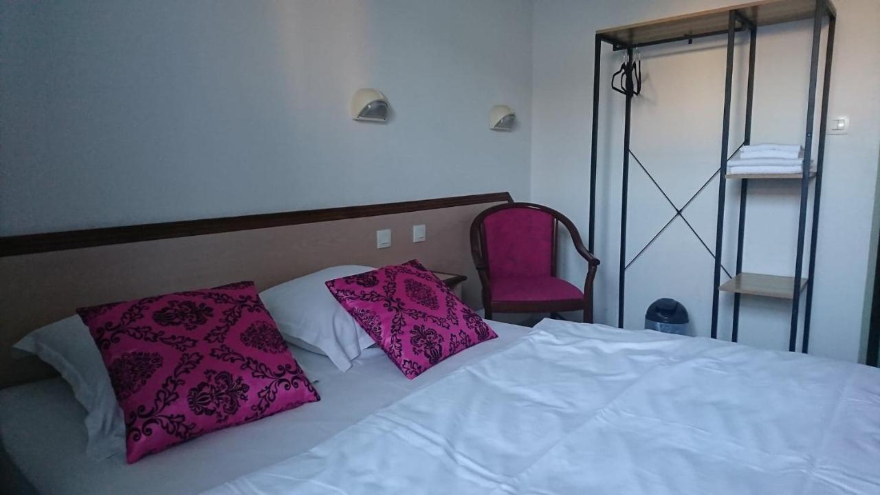 Verrieres  Hotel Les Deux Porches מראה חיצוני תמונה